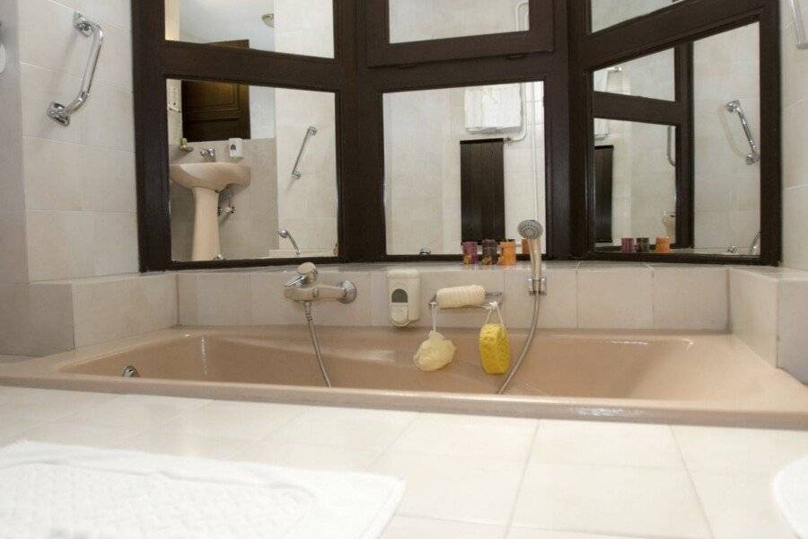 Hotel Molnár bathtub