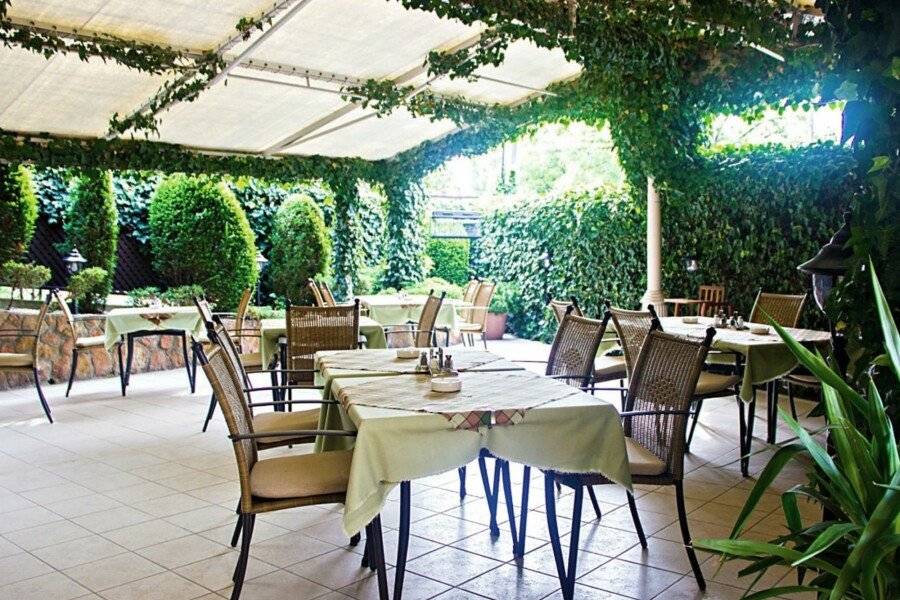 Hotel Molnár restaurant,garden