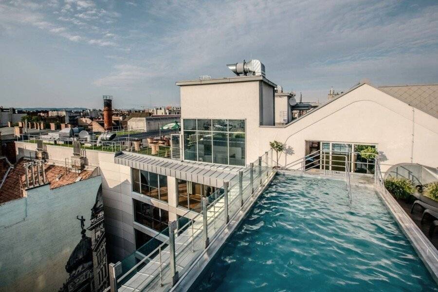 Continental Hotel Budapest rooftop pool,infinity pool