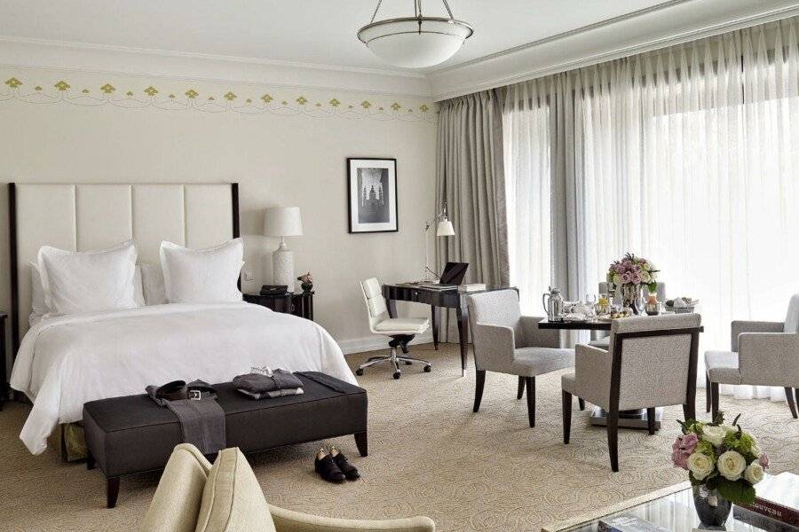 Four Seasons Hotel Gresham Palace Budapest hotel bedroom