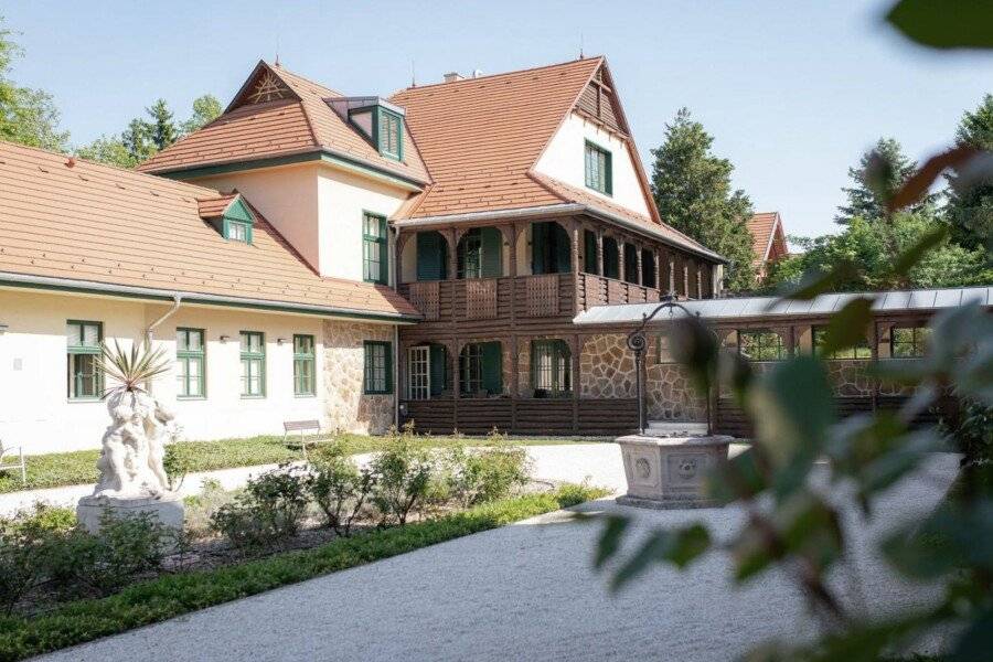 Klebelsberg Kastély facade,garden