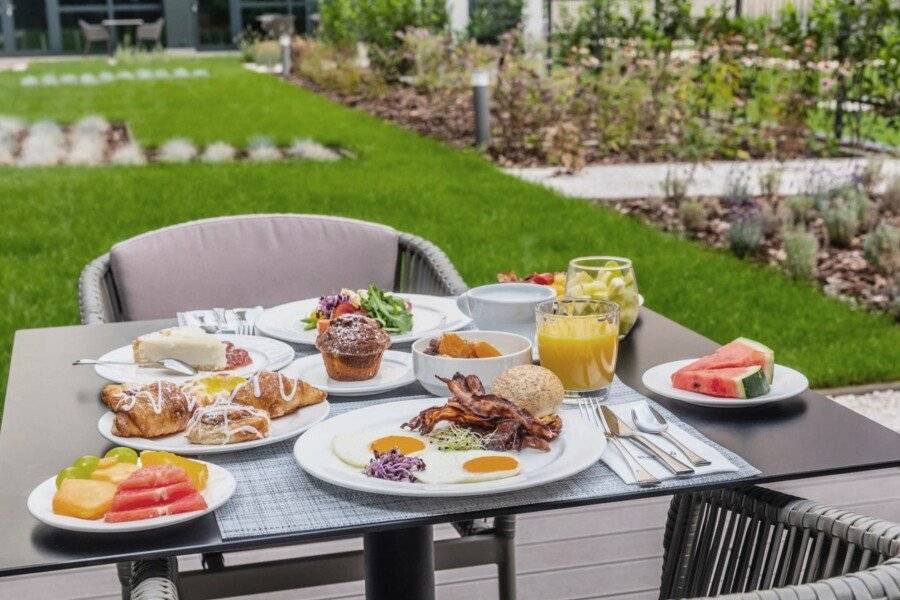 Barceló Budapest breakfast,garden