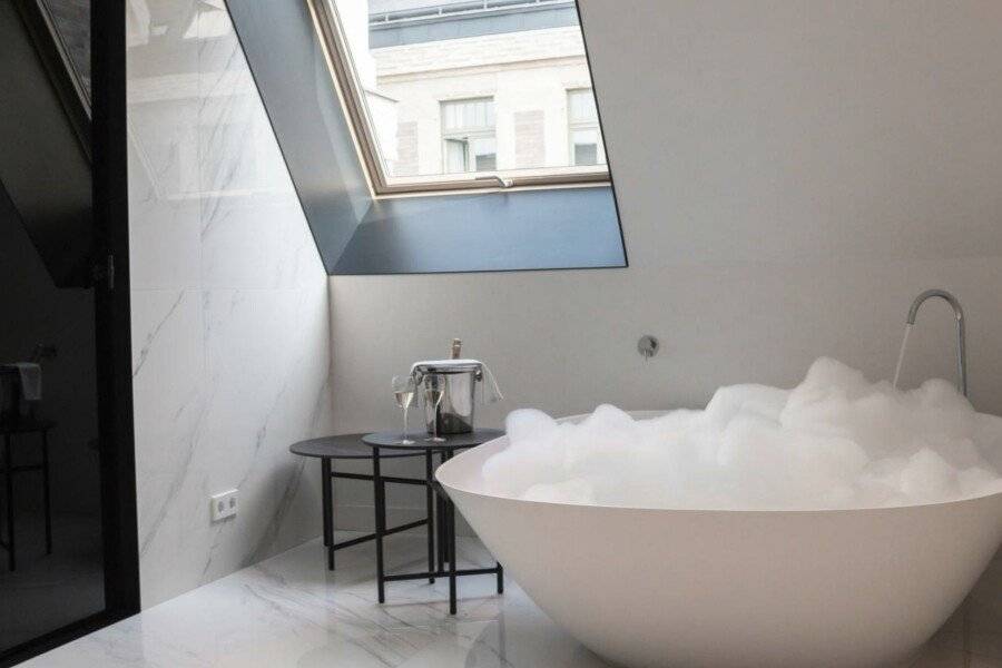 Kozmo Hotel Suites & Spa  bathtub