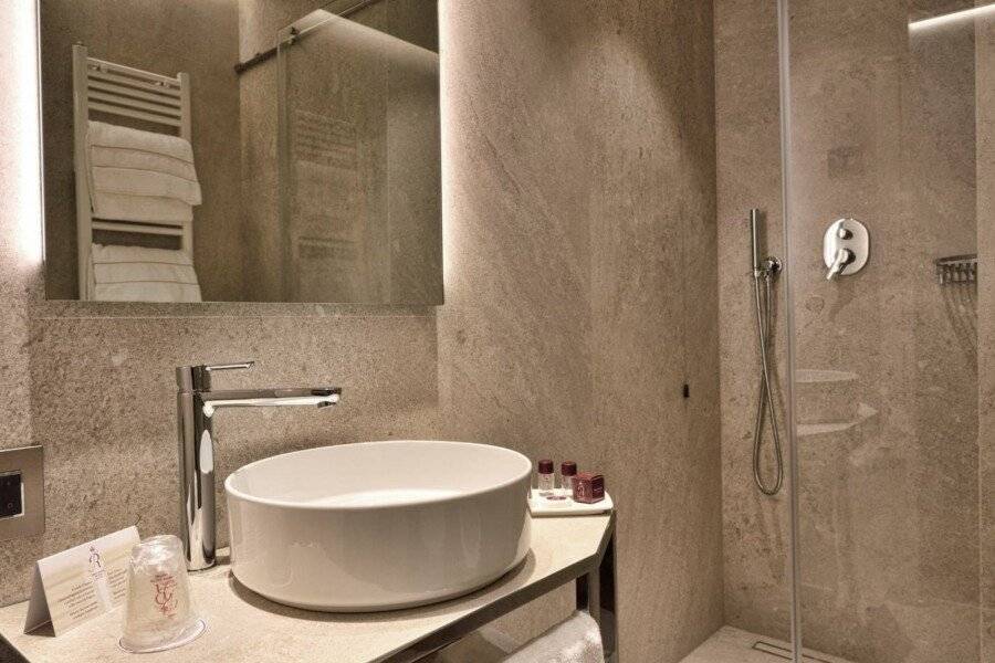 Rosa Salva Hotel bathtub