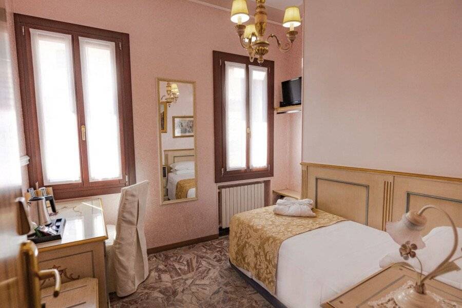 Hotel Al Piave hotel bedroom