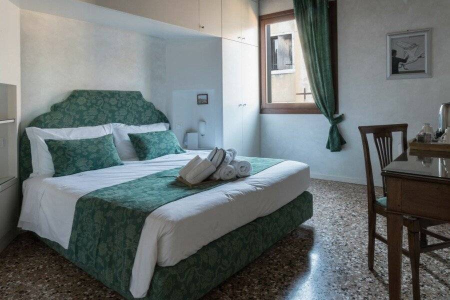 Locanda Ai Santi Apostoli hotel bedroom