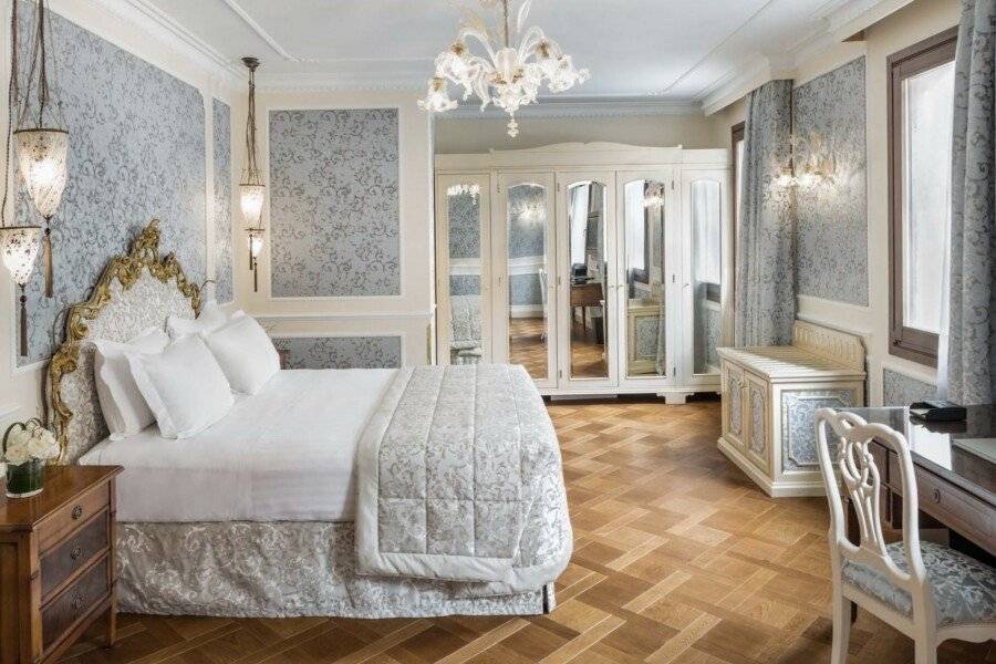 Baglioni Hotel Luna - The Leading Hotels of the World hotel bedroom