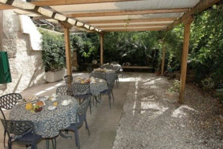 Ca&#039; Dei Leoni garden,restaurant