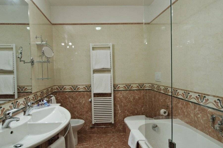 Hotel La Fenice et Des Artistes bathtub