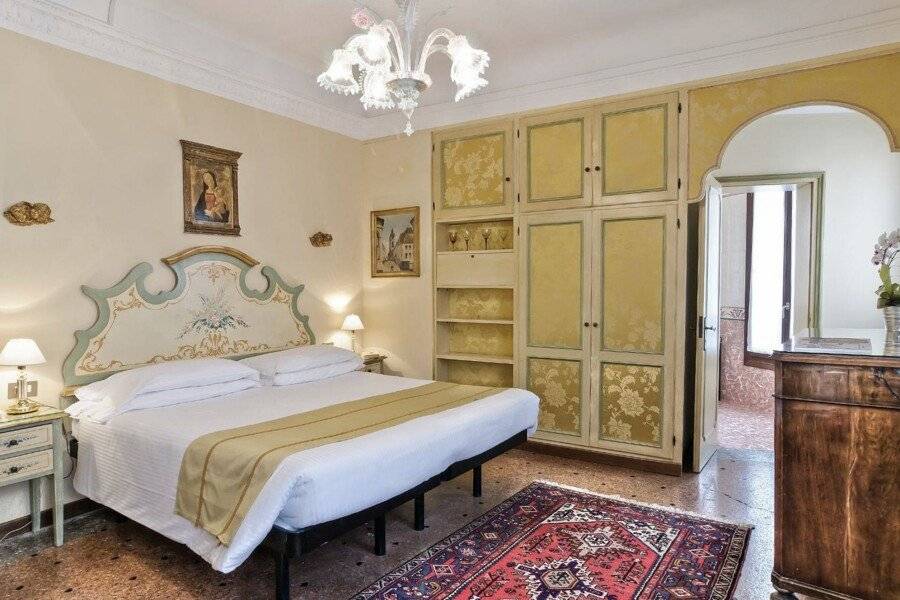 Hotel La Fenice et Des Artistes hotel bedroom