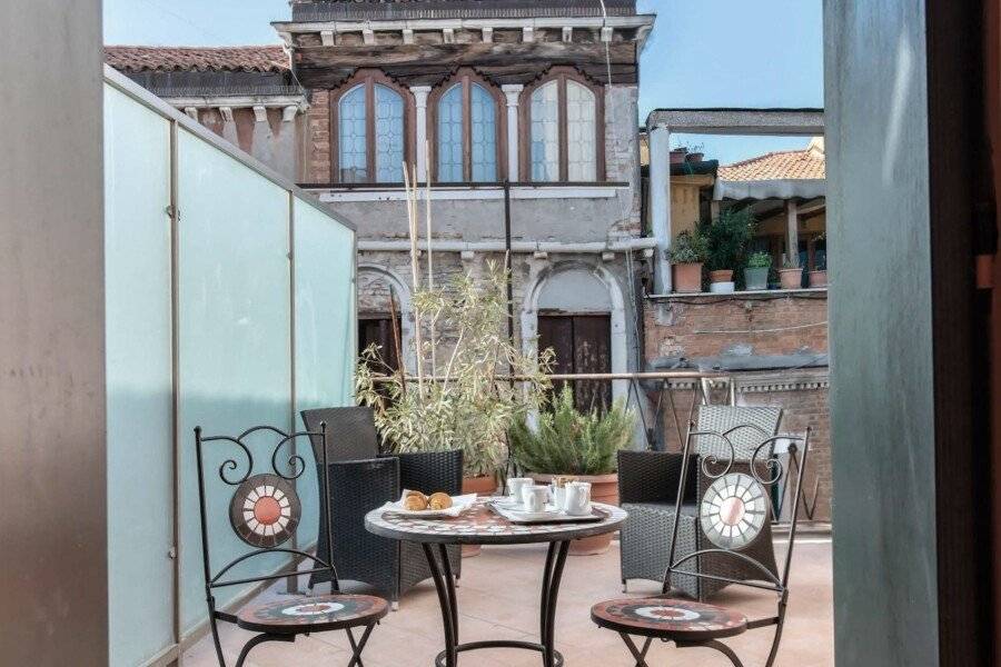 Hotel La Fenice et Des Artistes balcony