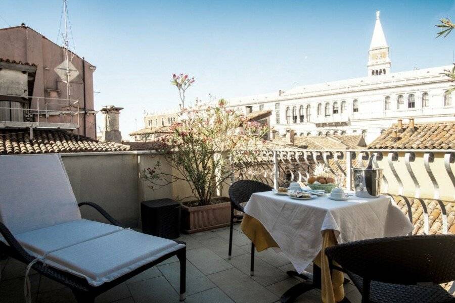 Hotel Antigo Trovatore balcony, ocean view