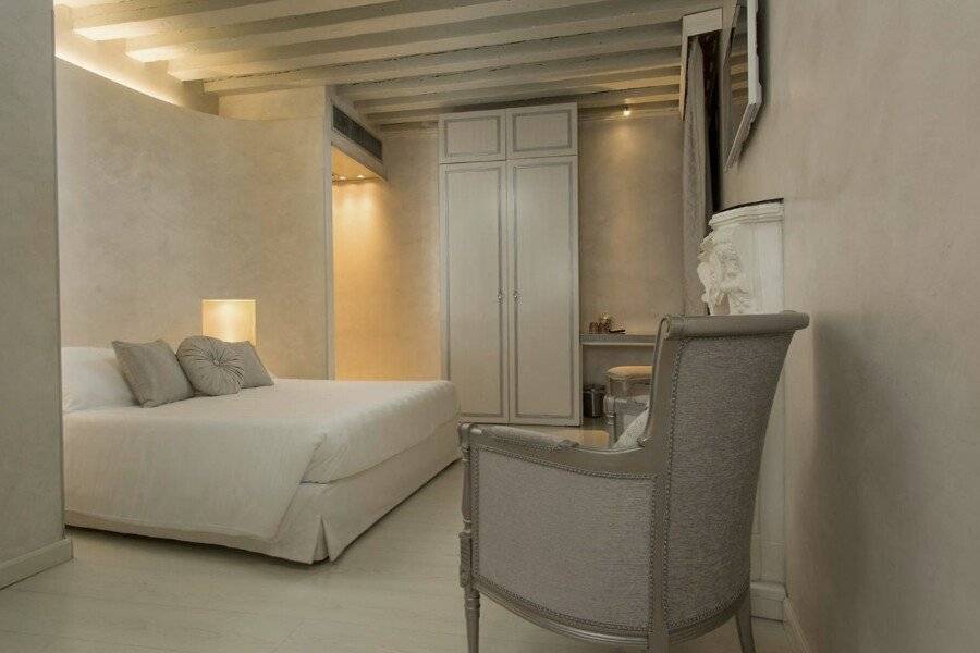 Relais Venezia hotel bedroom