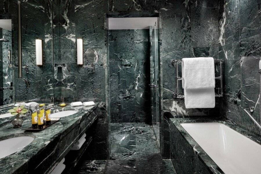 The Gritti Palace, a Luxury Collection Hotel bathtub