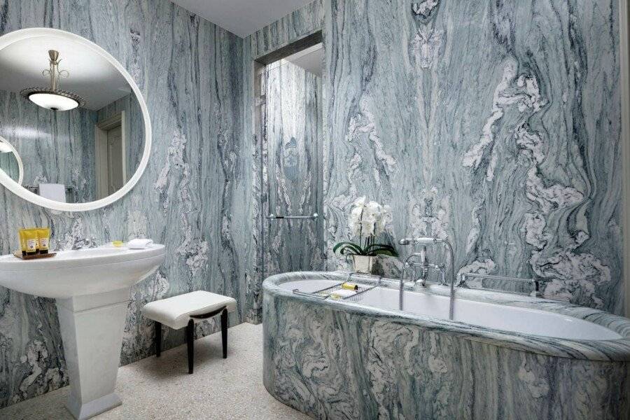 The Gritti Palace, a Luxury Collection Hotel bathtub