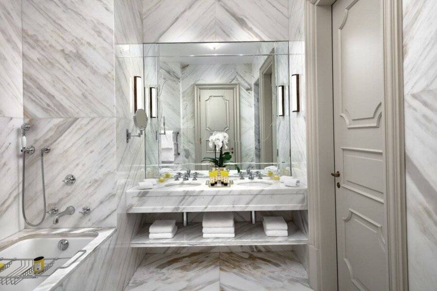 The Gritti Palace, a Luxury Collection Hotel bathtub