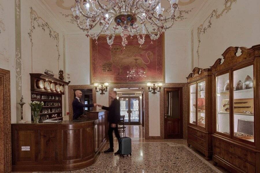 Unahotels Ala Venezia lobby,front desk