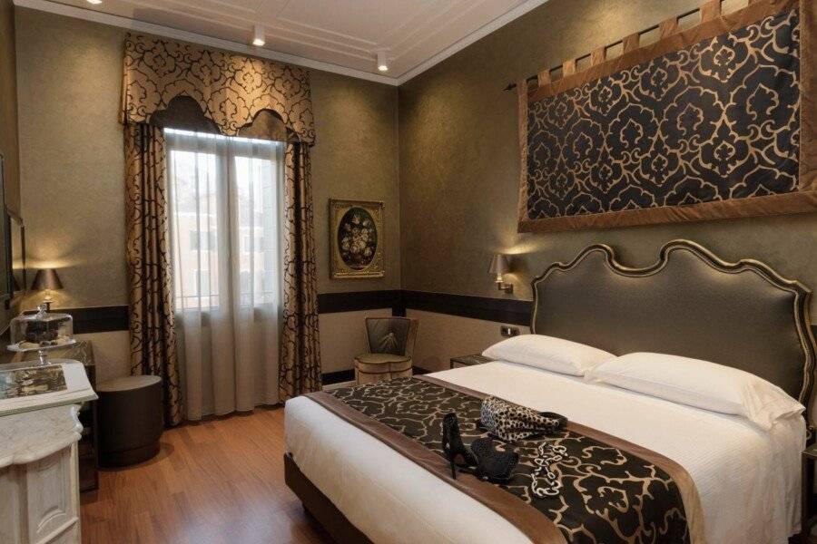 Unahotels Ala Venezia hotel bedroom