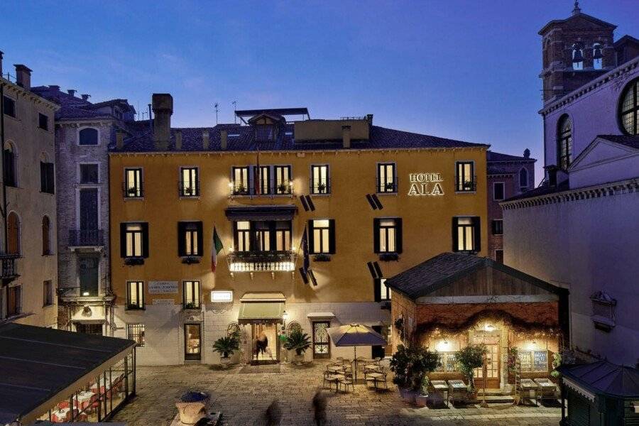 Unahotels Ala Venezia facade