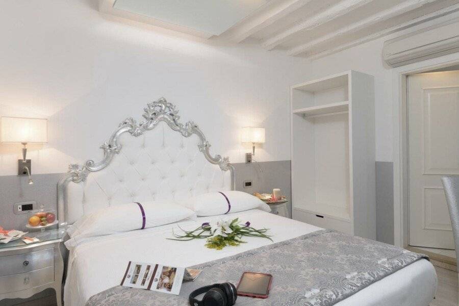 Unahotels Ala Venezia hotel bedroom