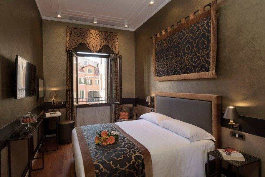 Unahotels Ala Venezia hotel bedroom