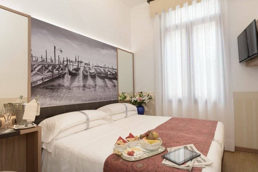 Unahotels Ala Venezia hotel bedroom