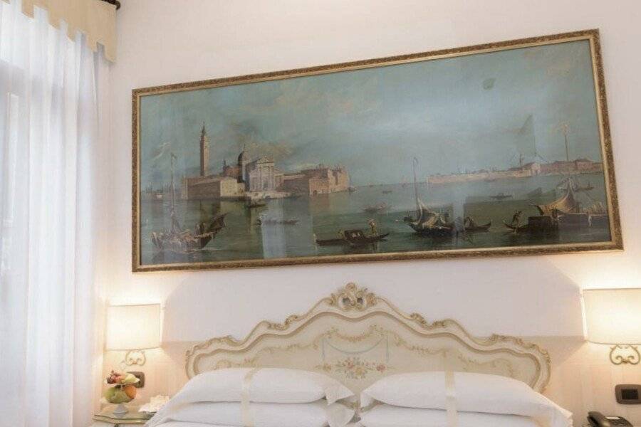 Unahotels Ala Venezia hotel bedroom