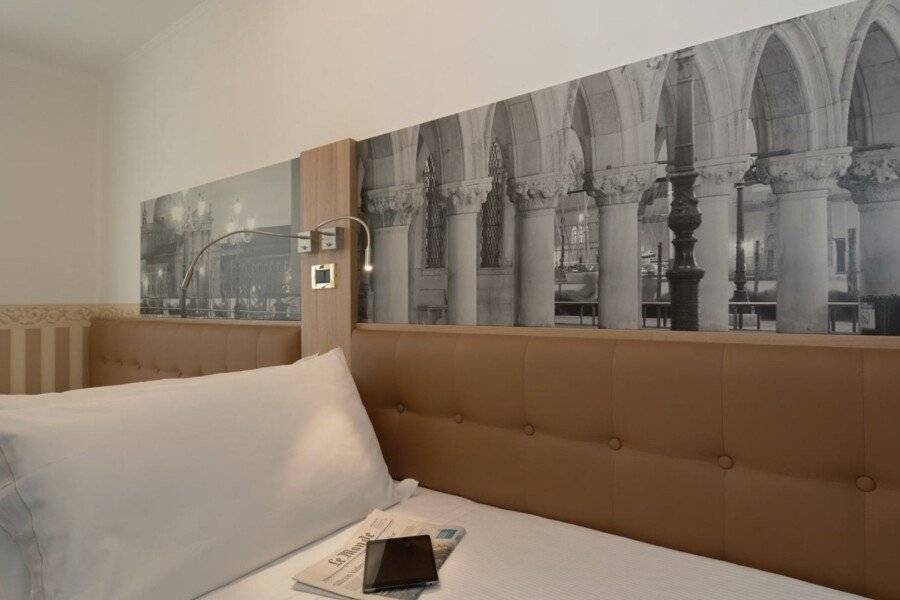 Unahotels Ala Venezia hotel bedroom