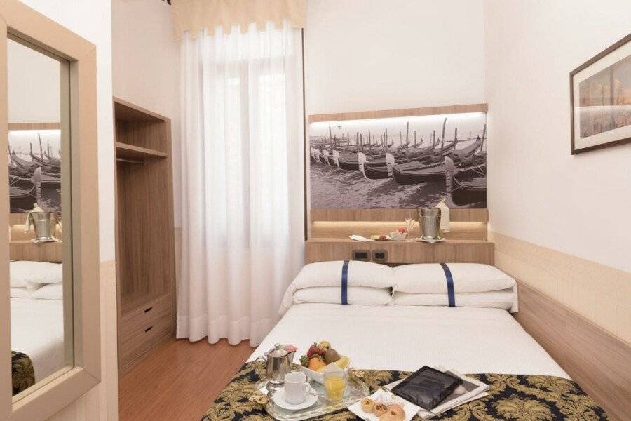 Unahotels Ala Venezia hotel bedroom