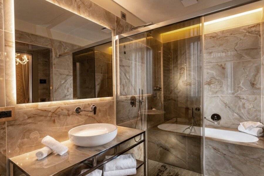 Hotel Canaletto bathtub