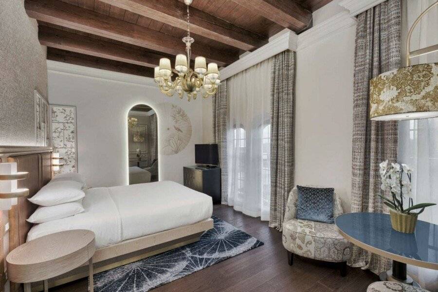 Hilton Molino Stucky Venice hotel bedroom