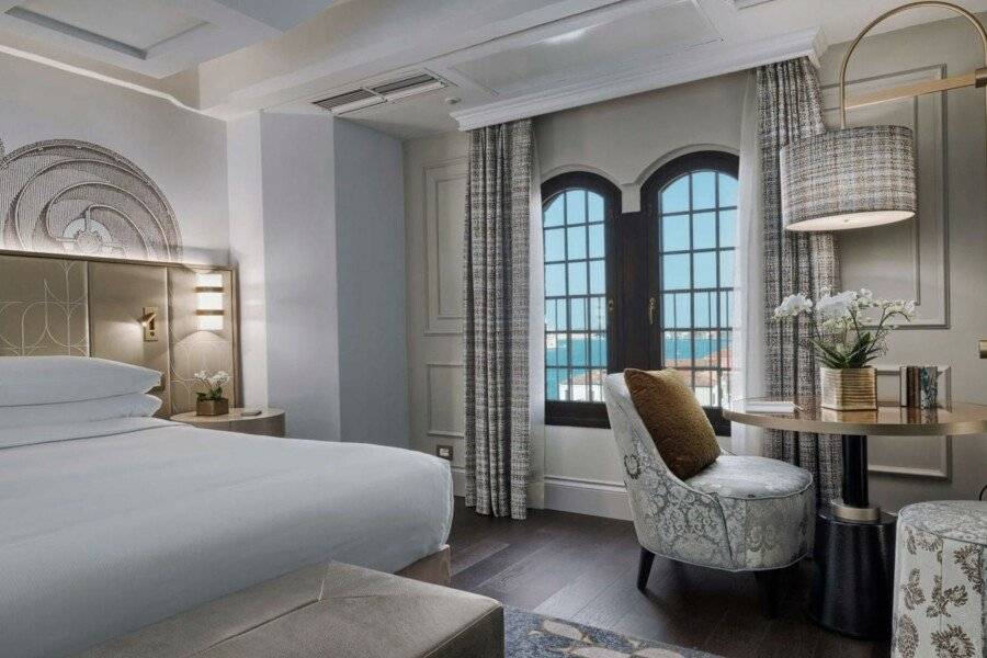 Hilton Molino Stucky Venice hotel bedroom,ocean view