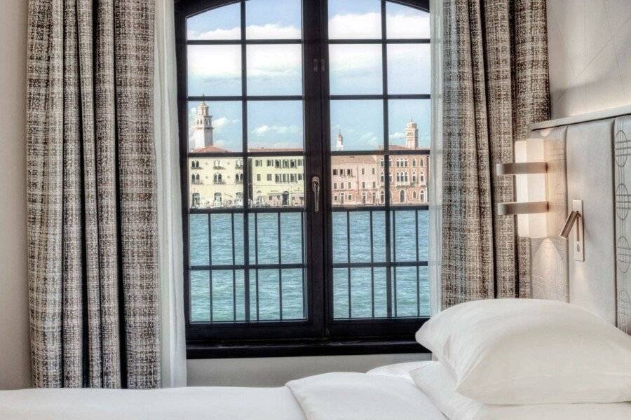 Hilton Molino Stucky Venice hotel bedroom,ocean view