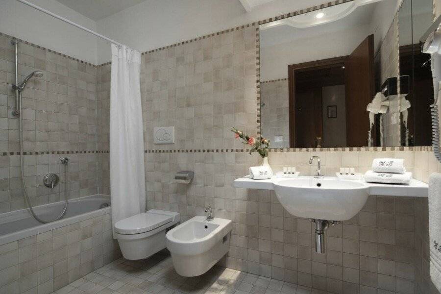 Hotel Bisanzio bathtub