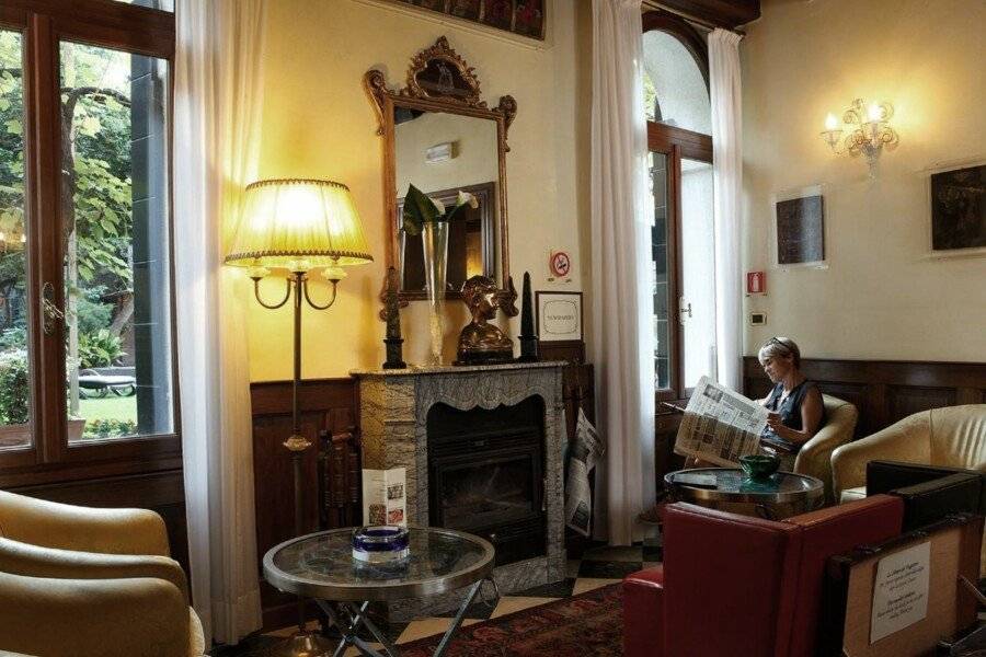 Pensione Accademia - Villa Maravege lobby