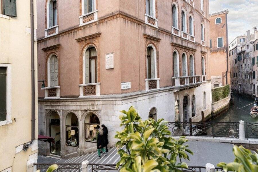 Hotel Casa Petrarca , facade