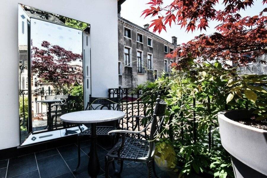 Palazzina Grassi balcony,garden