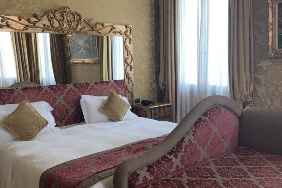 Pesaro Palace hotel bedroom