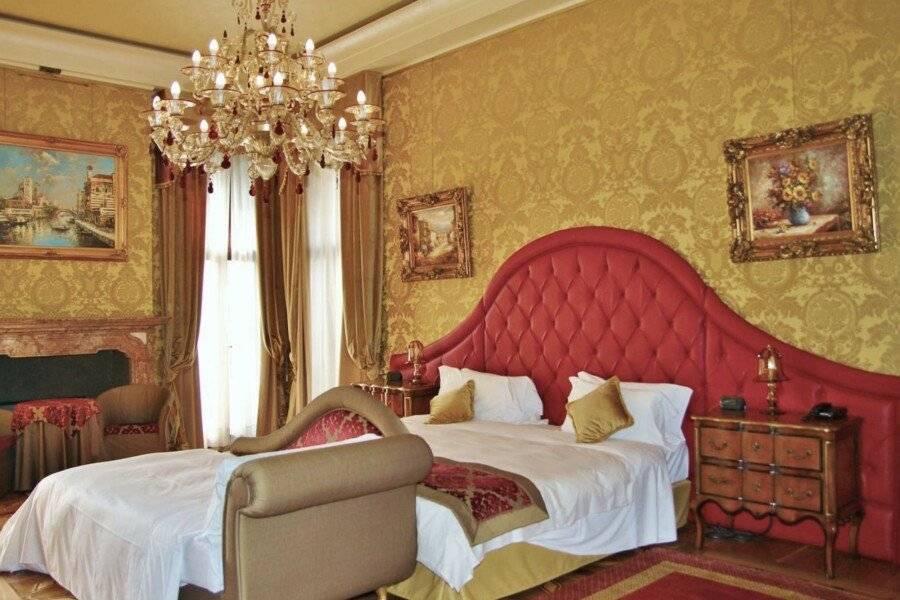 Pesaro Palace hotel bedroom