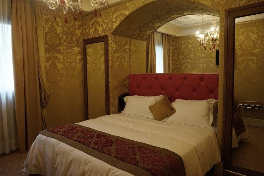 Pesaro Palace hotel bedroom