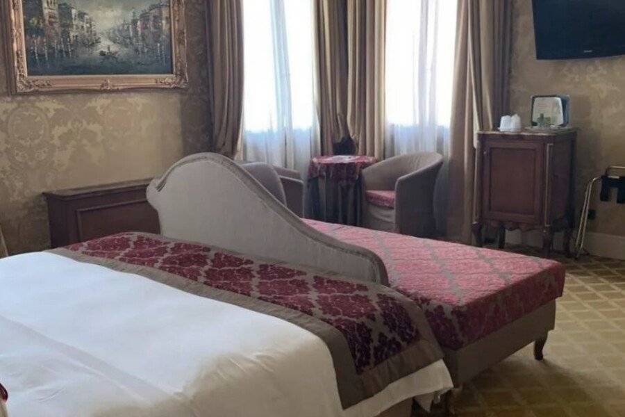 Pesaro Palace hotel bedroom