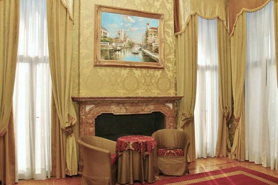 Pesaro Palace hotel bedroom