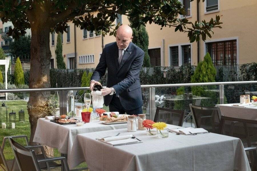 Carnival Palace - Venice Collection restaurant,garden