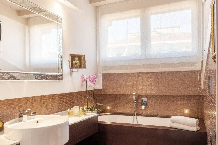 Hotel Moresco, Venice bathtub