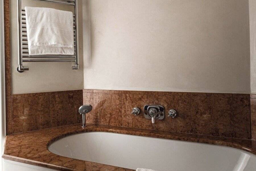 Hotel Cipriani, A Belmond Hotel bathtub