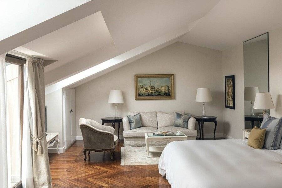 Hotel Cipriani, A Belmond Hotel hotel bedroom