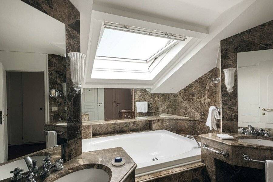 Hotel Cipriani, A Belmond Hotel bathtub