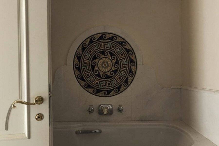 Hotel Cipriani, A Belmond Hotel bathtub