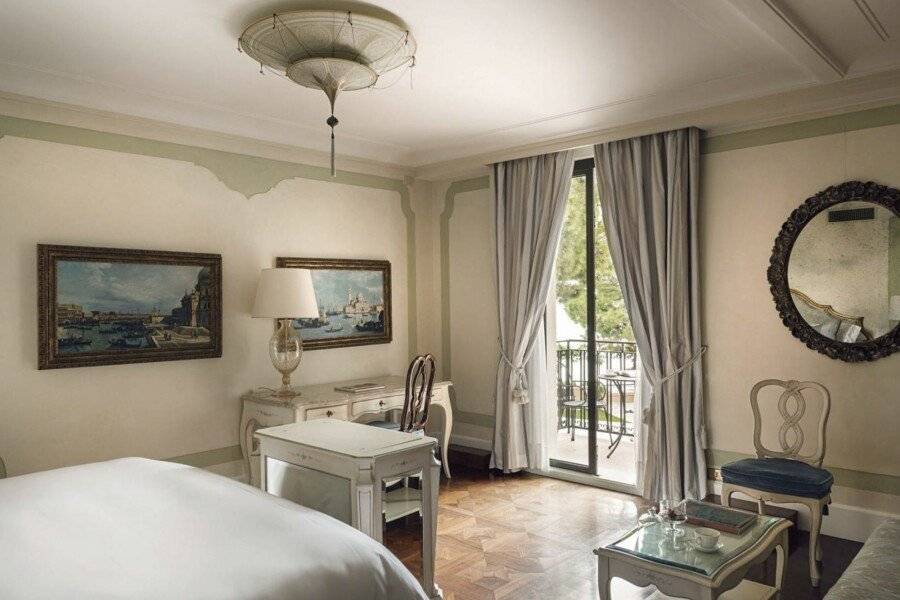 Hotel Cipriani, A Belmond Hotel hotel bedroom,balcony