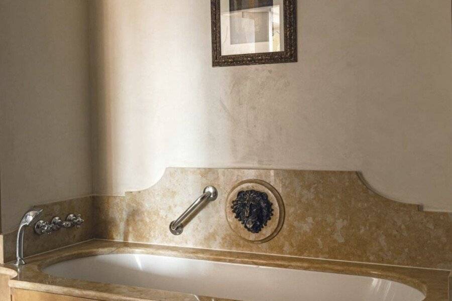 Hotel Cipriani, A Belmond Hotel bathtub